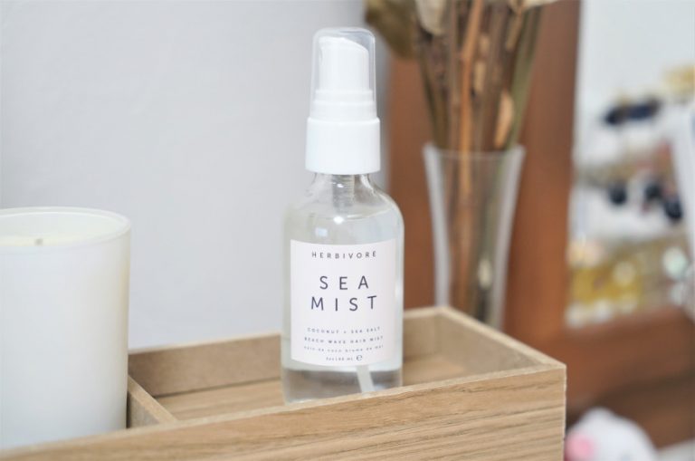 巻き髪におすすめヘアスプレー シーミストで海辺の美女風ヘア Poco A Poco