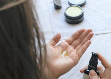 【ヘアオイル使い方6選】タイミングと『＋α』混ぜてバリエーションup！