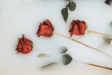 【ミルク風呂】美女の象徴『やわらかい美肌』になる牛乳の美容効果とは