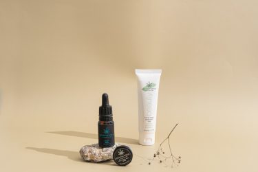 【日焼け止めと下地の順番】塗り直しはどうしてる？化粧崩れの塗り直し方も紹介！