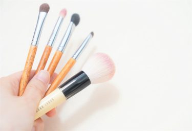 【メイクブラシ洗い方】クレンジング・シャンプー・食器洗剤何で洗う？洗う頻度ベストとは？